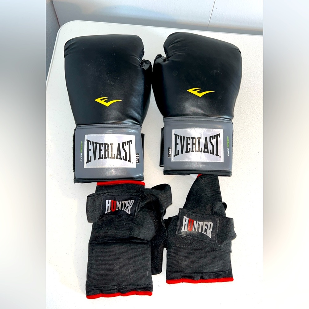 Everlasting 16oz boxing gloves with Hunter boxing hand wraps